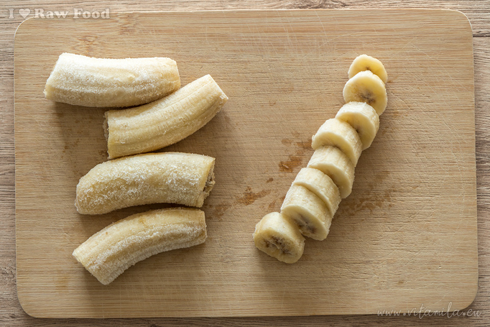 dojrzałe, zamrożone banany, pokrojone