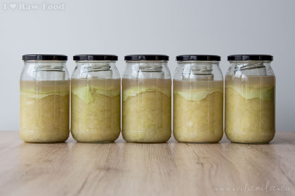 Gläser mit Sauerkraut